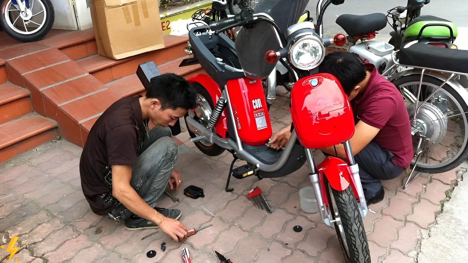 nhân viên đang kiểm tra xe