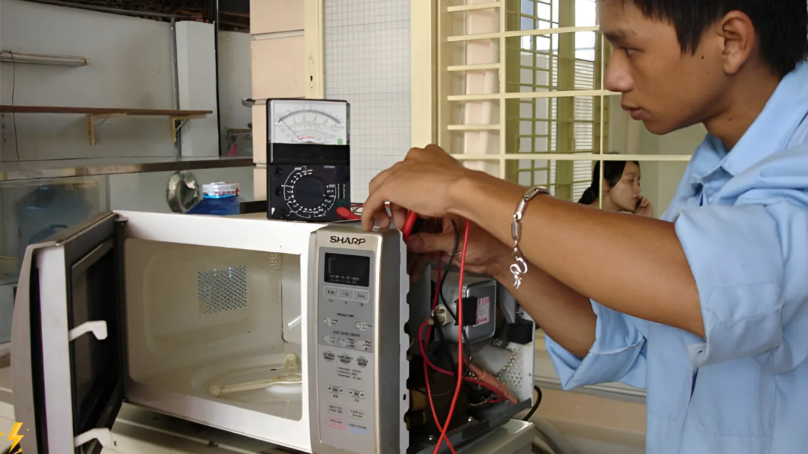 nhân viên đang sửa chữa lò vi sóng