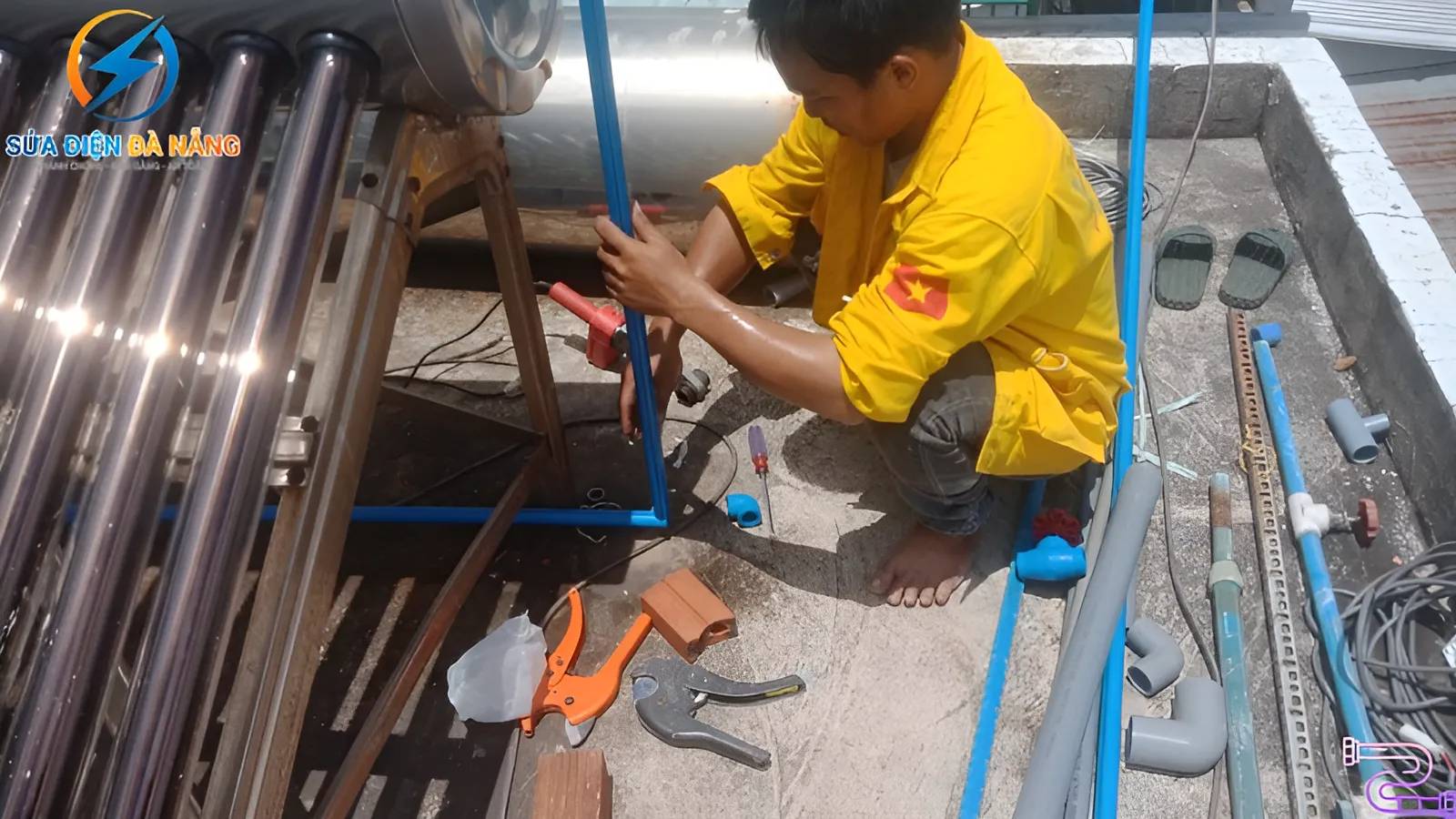 nhân viên đang lắp ống nước