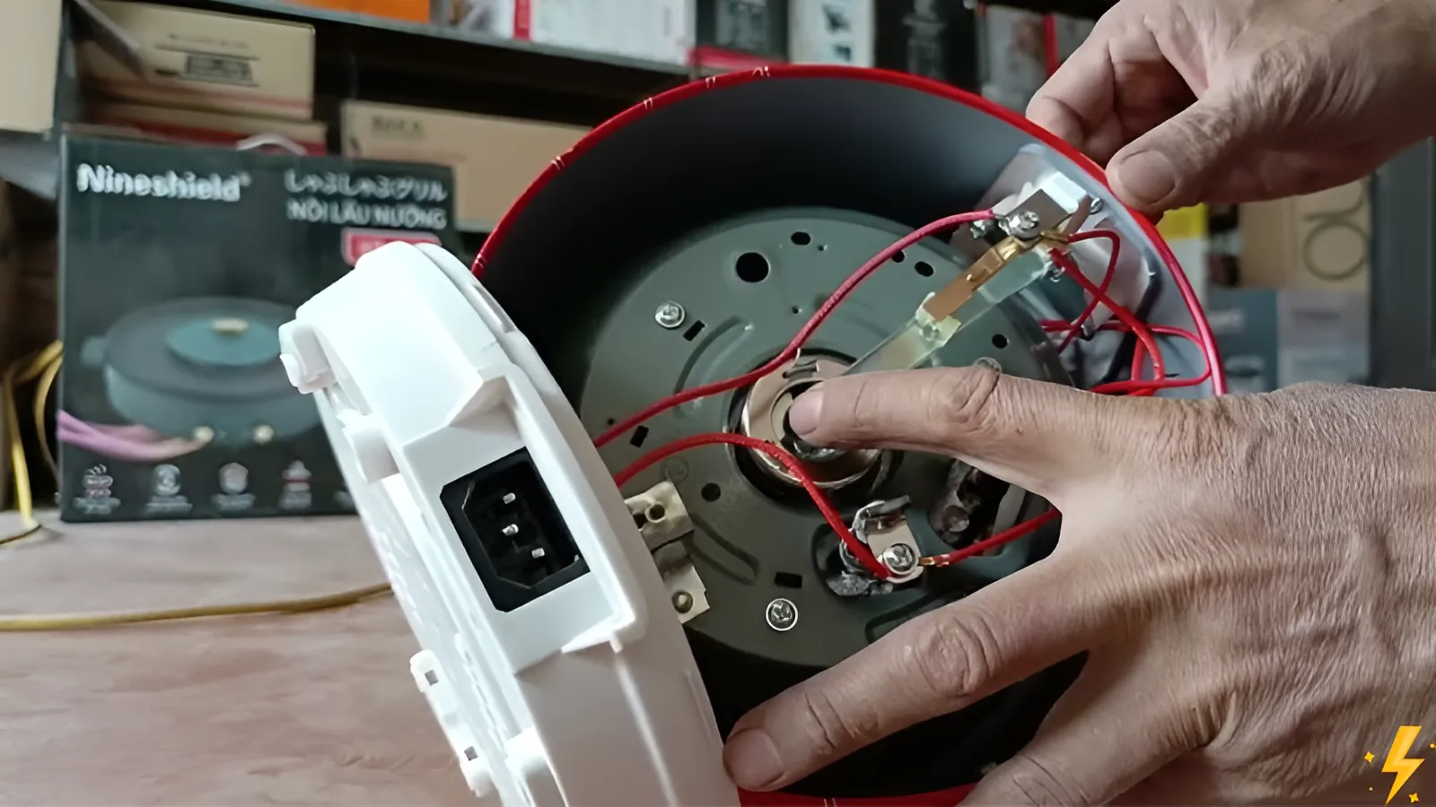 nhân viên sửa chữa nồi cơm