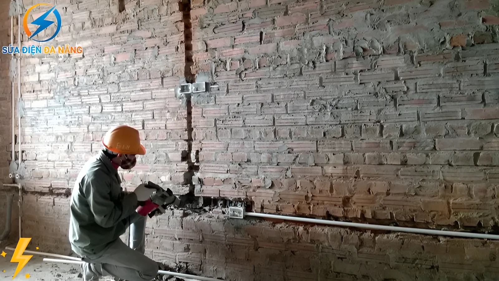 nhân viên đang lắp đặt hệ thống điện