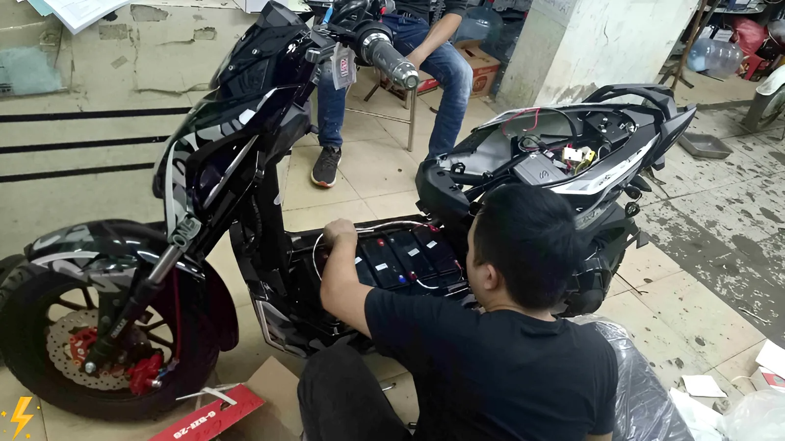 nhân viên đang kiểm tra xe