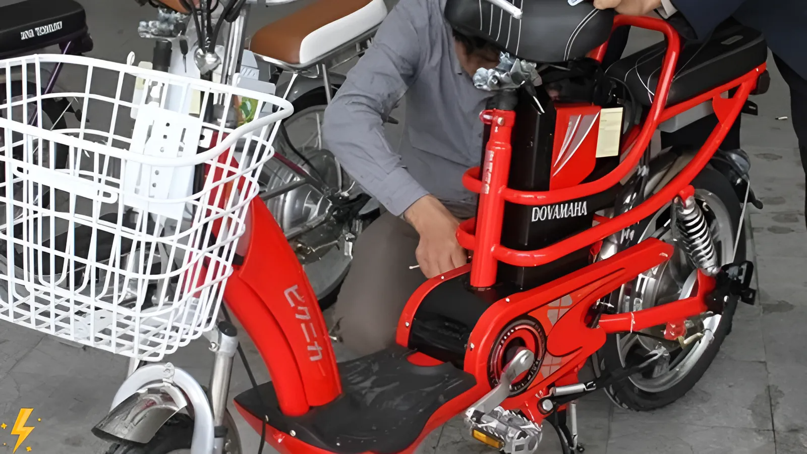 nhân viên đang sữa hệ thống điện