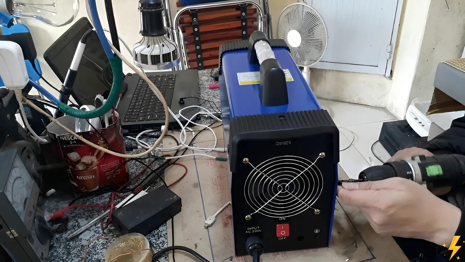 kỹ thuật đang ráp máy hàn
