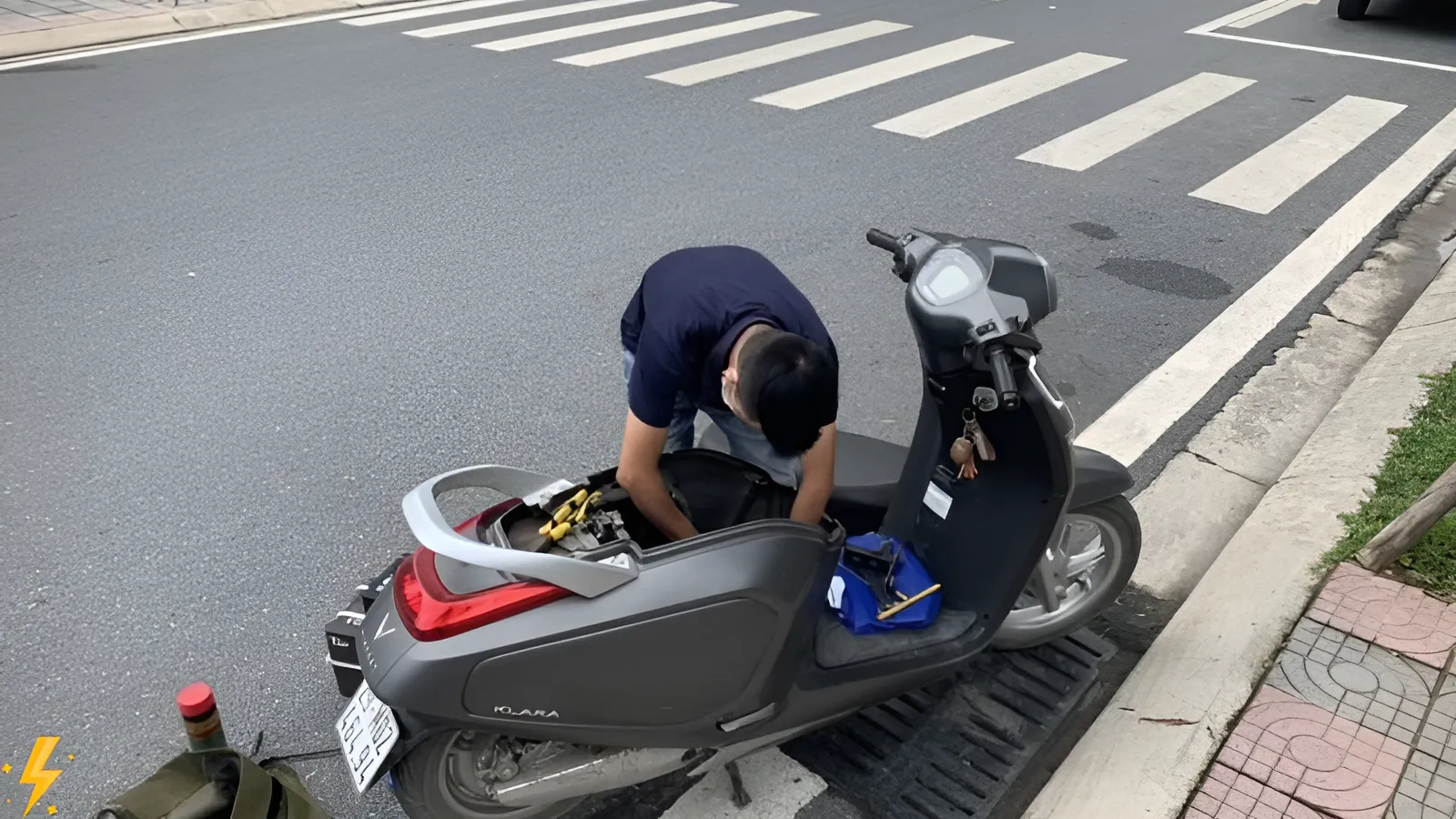 nhân viên đang sửa xe 