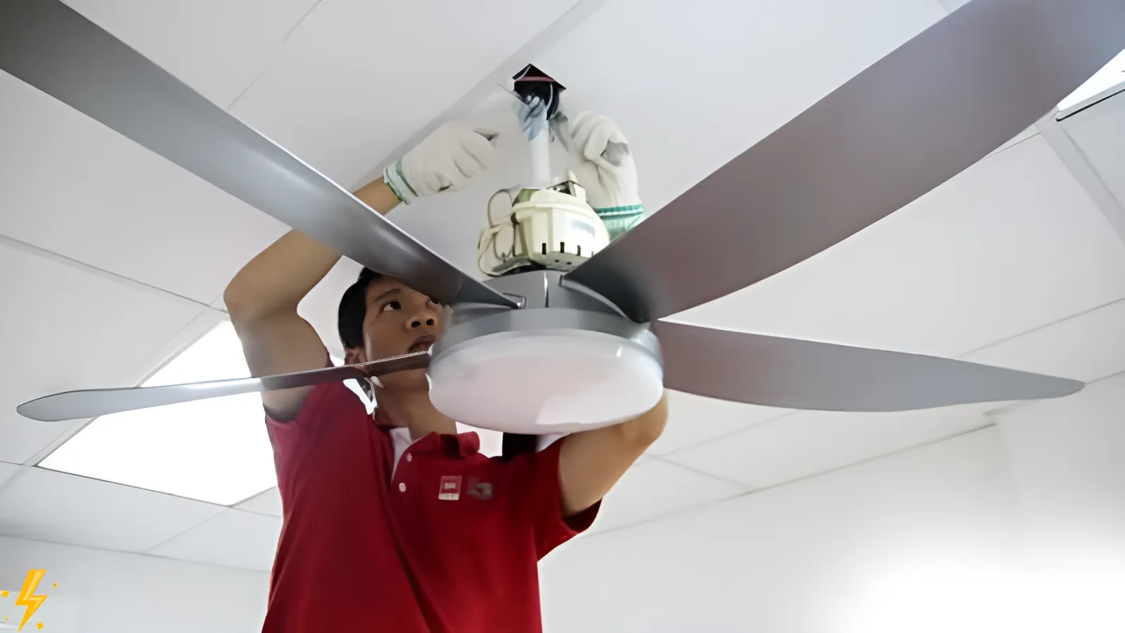 nhân viên đang sửa quạt trần