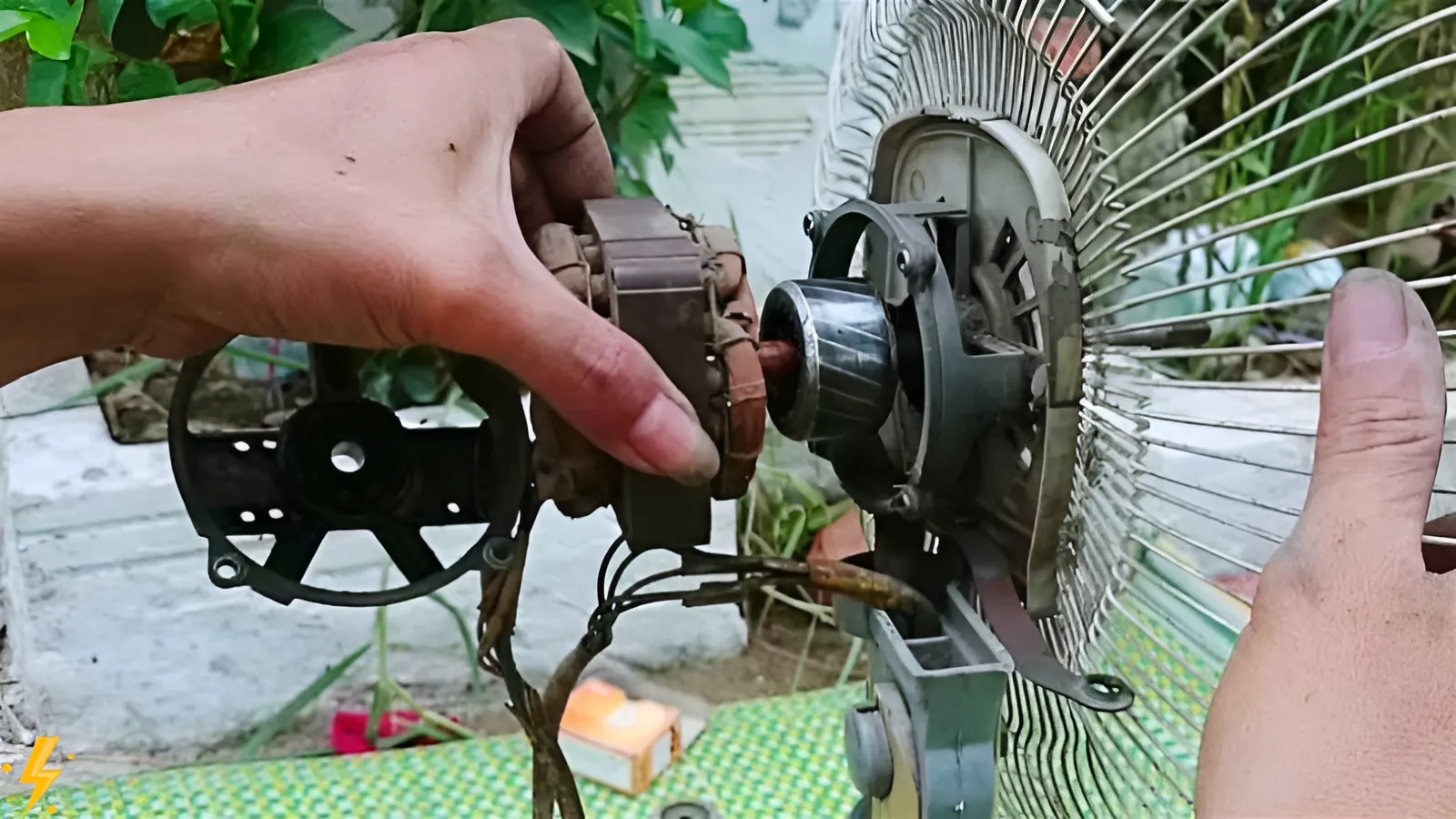 nhân viên đang sửa quạt