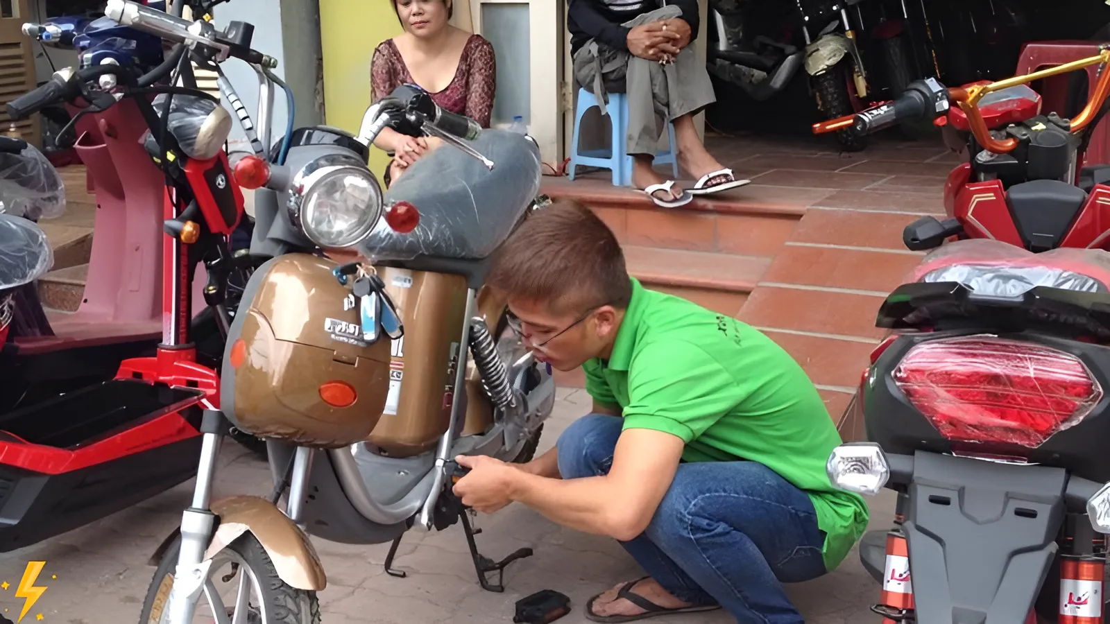 nhân viên đang sửa xe