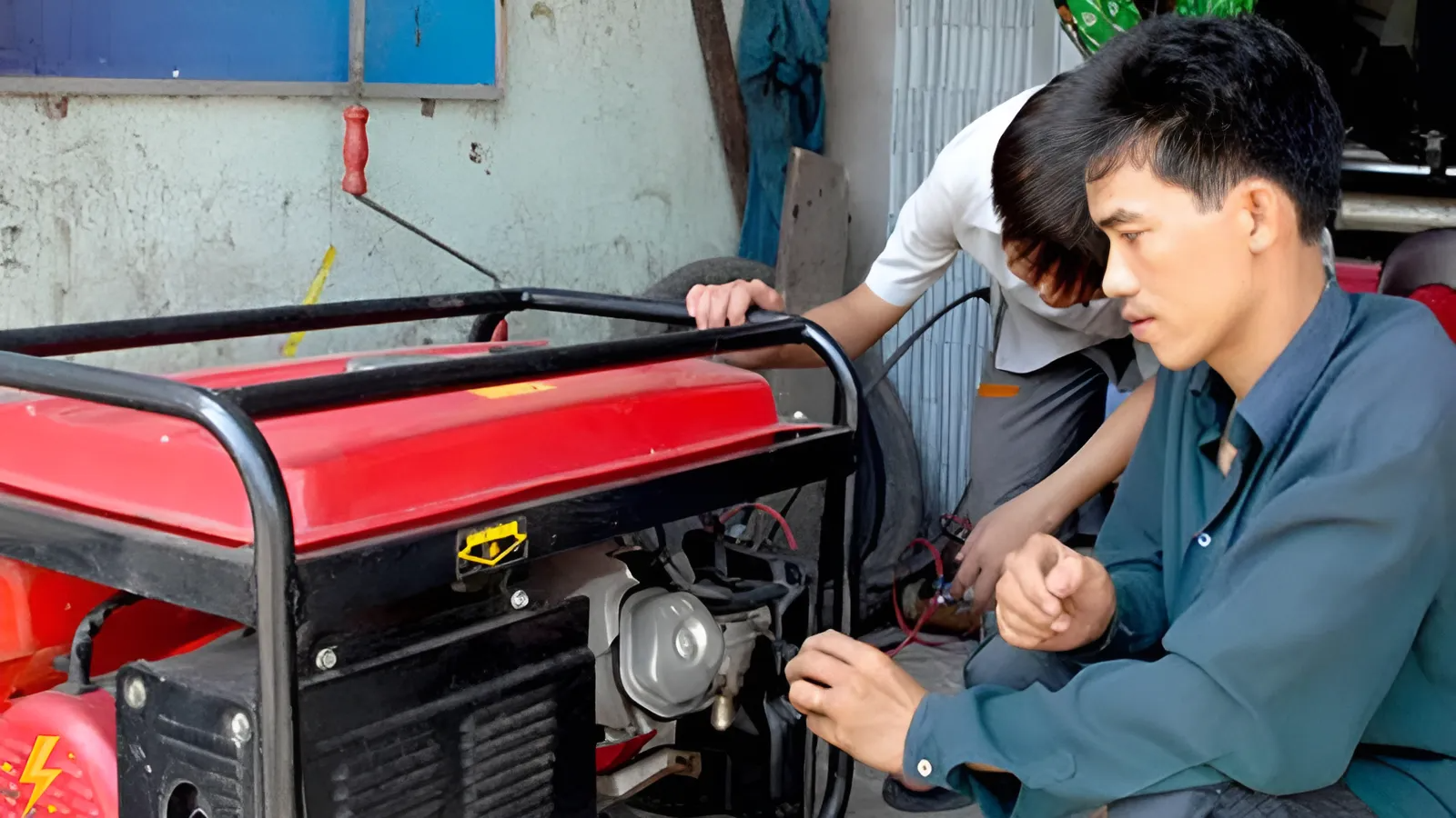 kỹ thuật đang sửa máy phát điện 