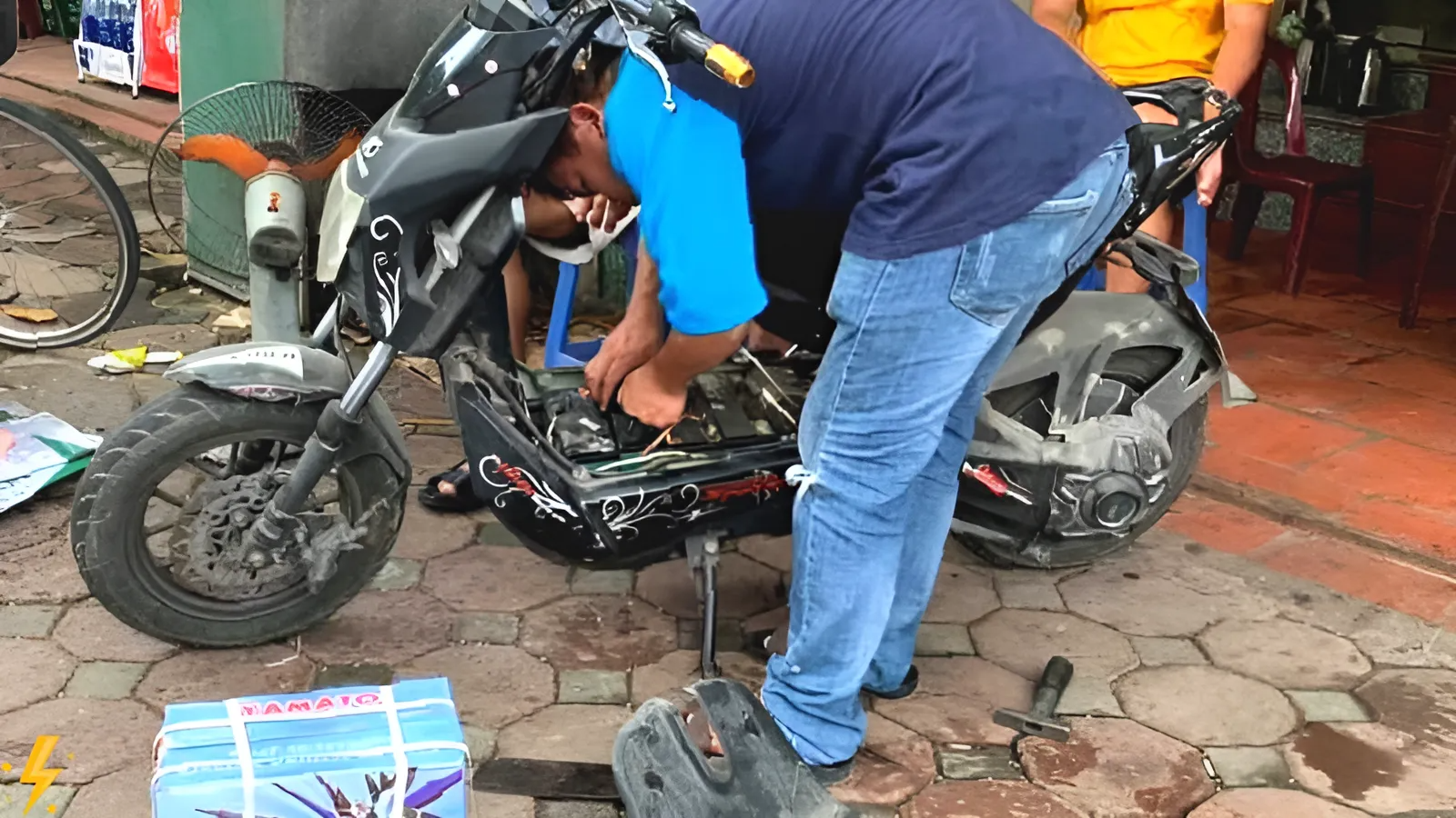 nhân viên đang sửa xe điện