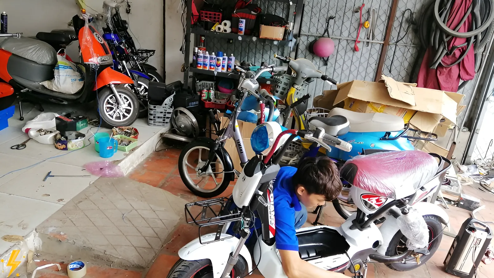 nhân viên đang tháo xe điện để kiểm tra